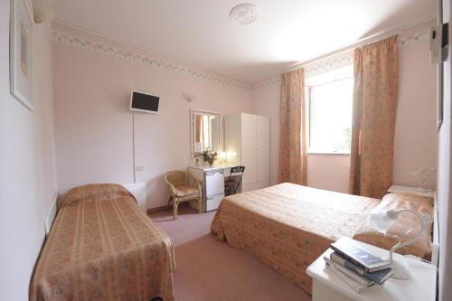 3 twin beds