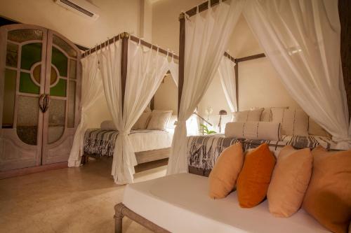 Standard Double Room with Two Double Beds image 4