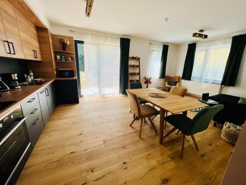 ห้องครัว, Family 2 bedroom Ski&Bike Apartment with Terrase in แจนสเก ลาซเน