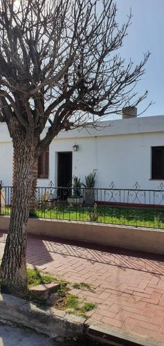 Casa excelente ubicación con cochera y 2 baños
