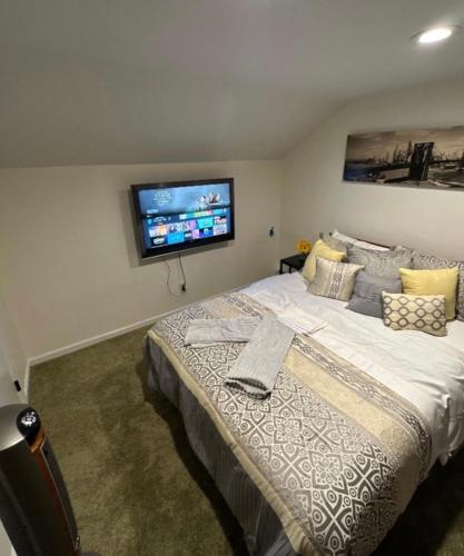 Kozy Kave Inn Katskills #1 Place with parking and a lot of space in Middletown, USA