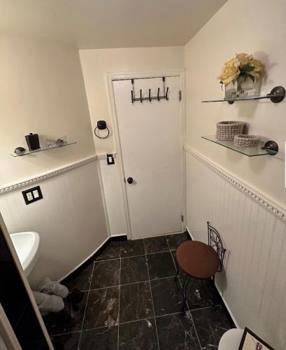 Kozy Kave Inn Katskills #1 Place with parking and a lot of space in Middletown, USA
