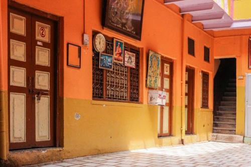 Goroomgo Laxmi Bhawan Dharamshala Mathura Near Yamuna River and Dwarikadhish Temple