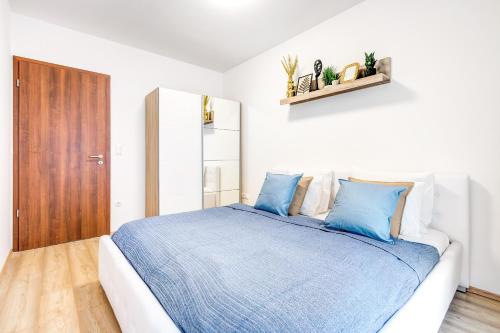 Tranquil apartment with free parking and garden connection in the downtown - main image