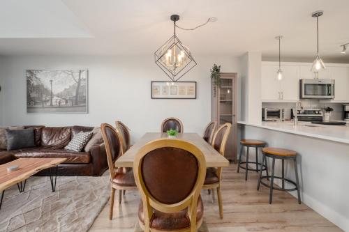 2BR - Multi-Level Townhome with Hot Tub by Harmony Whistler in Whistler, Canada