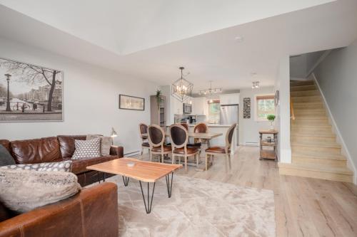 2BR - Multi-Level Townhome with Hot Tub by Harmony Whistler in Whistler, Canada