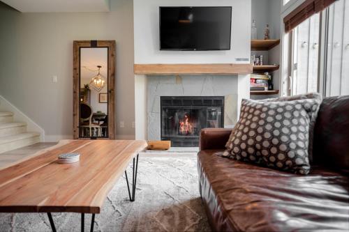 2BR - Multi-Level Townhome with Hot Tub by Harmony Whistler