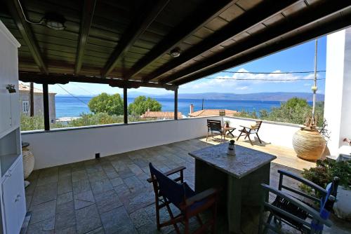 Nelly's Coastal Family House in Vlichos (Attiki)