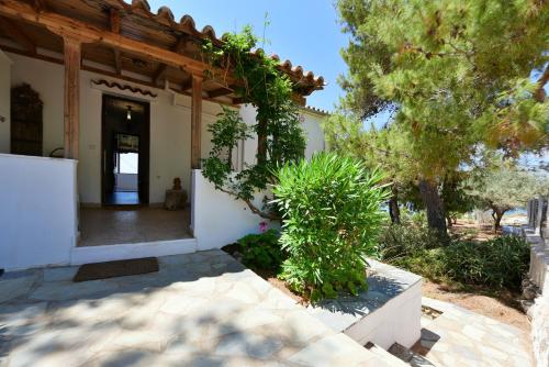 Nelly's Coastal Family House in Vlichos (Attiki)