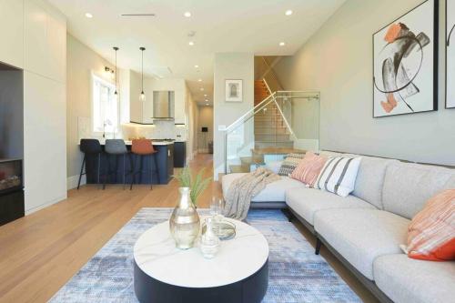 Four bedrooms New Lovely Duplex -1626 in Vancouver, Canada