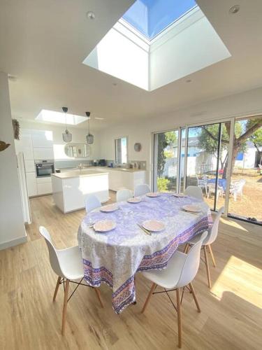 Maison Familiale et Maisonnette avec jardin et cabine de plage, 8min à pieds des plages