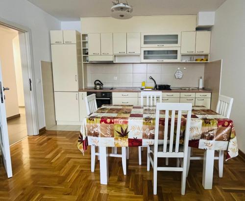 Central and bright 2 bedroom, 3 balconies in Rotkvarija