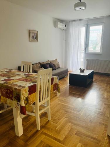 Central and bright 2 bedroom, 3 balconies in Rotkvarija