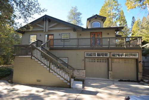 Beautiful Lake Shore Park lake front with dock - Lake Shore Retreat - Bass Lake