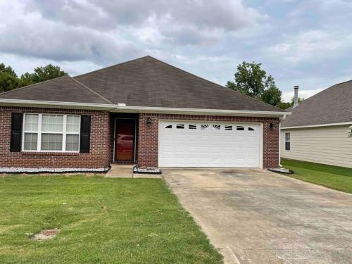 Prattville Delight*Jacuzzi Tub*+Central Location*