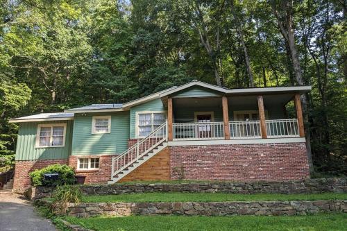 MidCentury Charm-Tranquil Setting-Walk to Downtown