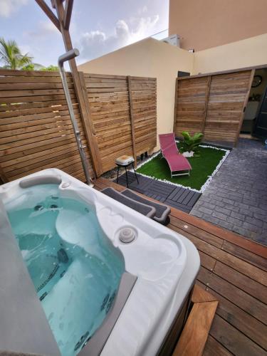 Les Villas Jasmin Standing Piscine Chauffee Jacuzzi 5 Ch 14 Pers in Baie-Mahault