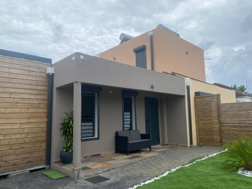 Les Villas Jasmin Standing Piscine Chauffee Jacuzzi 5 Ch 14 Pers in Baie-Mahault