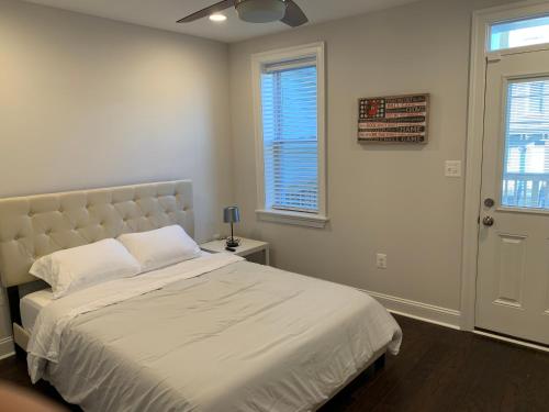 Beautiful Canton Home w/rooftop deck +Private parking in Baltimore, USA