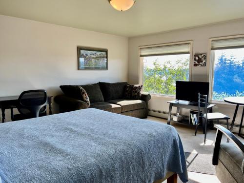 The Peregrine Suite - Comfort and Luxury in the Heart of Kodiak