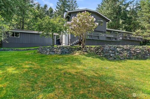 Secluded Sanctuary With a View of The Puget Sound