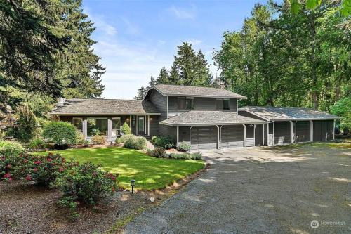 Secluded Sanctuary With a View of The Puget Sound