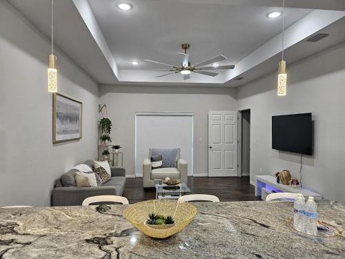 Gold Leaf in Lehigh Acres (Florida)