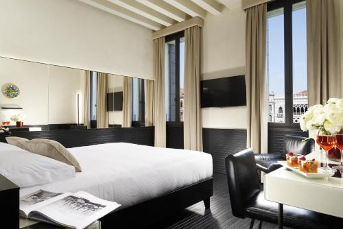Deluxe Double Room with Canal View image 2