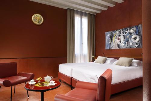 Deluxe Double Room image 9