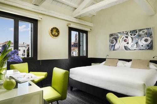 Deluxe Double Room with Canal View image 7