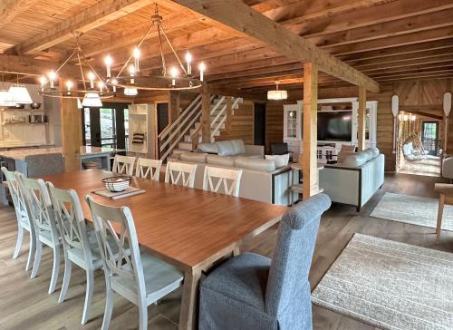 Lake Forest Lodge at Rough River in Fentress McMahan, USA