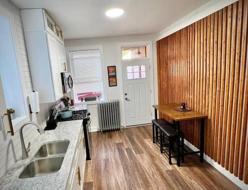 Modern Vintage 2BR Walkable To Dining & Lakefront