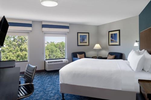 Suite, 1 King, City view, Corner room, Whirlpool