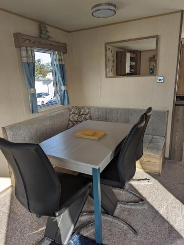 Caravan sleeps 8 at Littlesea, Weymouth 5