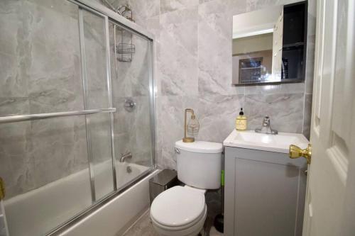 Tuk Ahoy - Emerald Suite 2C with Shared Spaces in Brooklyn, USA