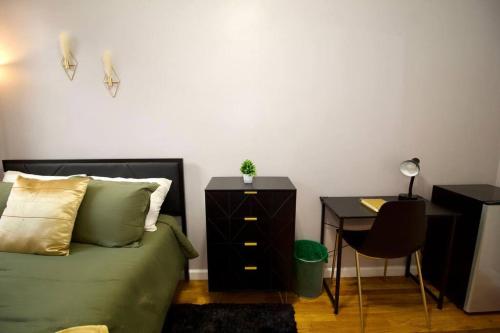 Tuk Ahoy - Emerald Suite 2C with Shared Spaces in Brooklyn, USA
