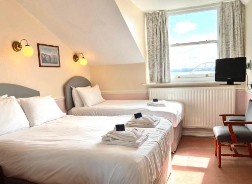 1 double bed, 1 twin bed