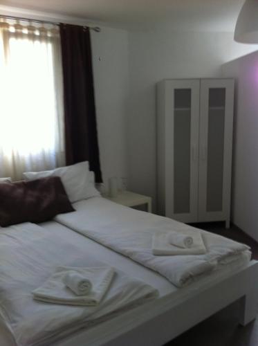 SUNNY HOUSE APARTMENTS WITH an OUTDOOR POOL AND FREE PARKING, Skopje (photo 6)