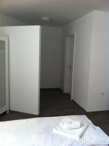 SUNNY HOUSE APARTMENTS WITH an OUTDOOR POOL AND FREE PARKING, Skopje (photo 8)