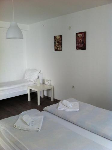 SUNNY HOUSE APARTMENTS WITH an OUTDOOR POOL AND FREE PARKING, Skopje (photo 10)