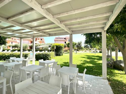 ทัศนียภาพภายนอกโรงแรม, โรงแรมพาร์ค วิลเลจ (Park Village Hotel) in ราสซาโน