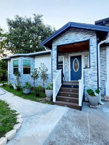 Spacious Bedroom with private workspace, ensuite bathroom - Room# 1 in SHARED house NO PET in Orlando, USA