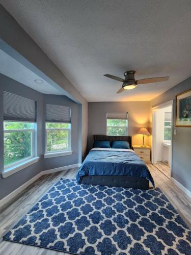 Spacious Bedroom with private workspace, ensuite bathroom - Room# 1 in SHARED house NO PET in Orlando, USA