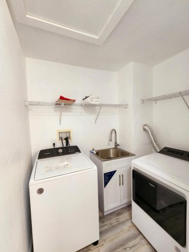 Spacious Bedroom with private workspace, ensuite bathroom - Room# 1 in SHARED house NO PET in Orlando, USA