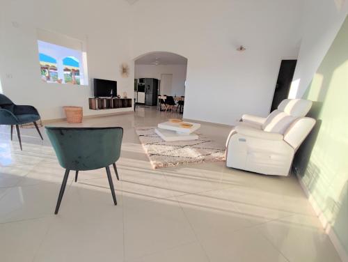 Shared lounge/TV area, Kukumi's House in Berard