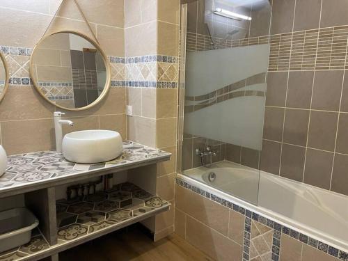 Bathroom, chez Catherine tres beau logement tout equipe et proche des transports in District 03