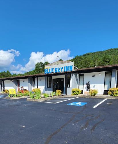 Blue Sky Inn- Veteran Owned, New Breakfast Area, Rennovated Rooms, 5 plus acres for you and your pet to roam, NEW Fire Pit