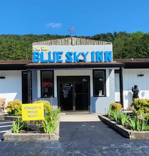 Blue Sky Inn- Veteran Owned, New Breakfast Area, Rennovated Rooms, 5 plus acres for you and your pet to roam, NEW Fire Pit