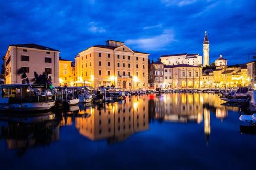 Freedom house in พิราน