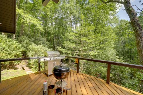 Sapphire Treehouse Cabin with Views, Deck, Fireplace